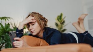 Gestresste Frau, die psychischen Folgen von Stress